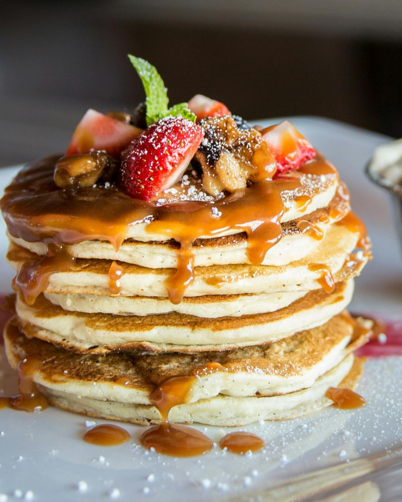 Pfannkuchen mit Obst als Garnitur