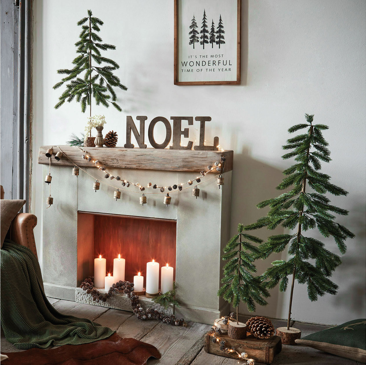 Wohnlicher Raum mit viel Weihnachtsdeko.