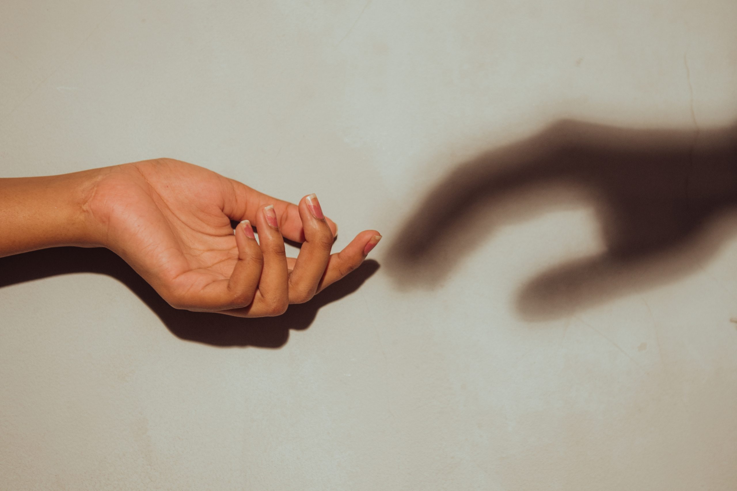 Foto von 2 Händen, eine echt eine Schatten, Hoffnung