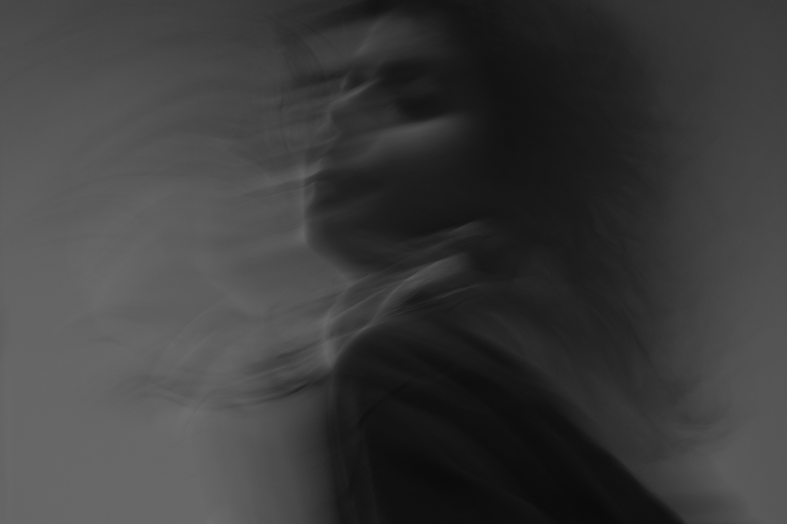 Psychische Gesundheit am Arbeitsplatz, Schwarz-weiß Foto verschwommen mit Frau, nachdenklich