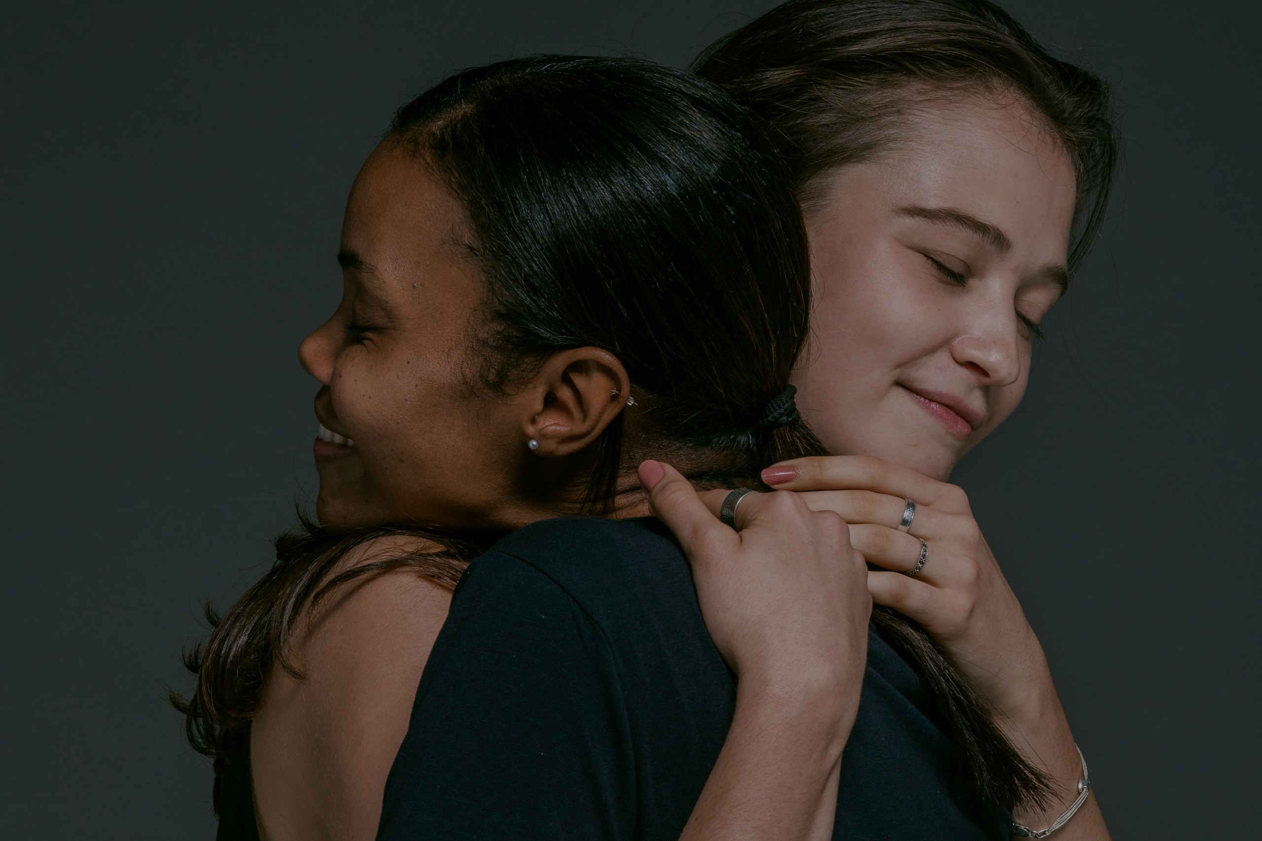 zwei junge Frauen umarmen sich tröstend, mental health