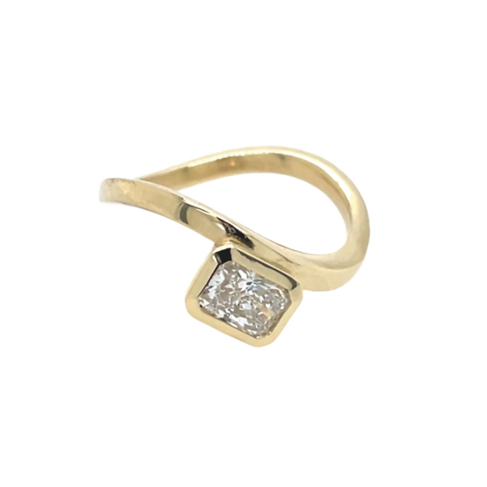 Organisch: Saria-Ring aus 14 Karat Gelbgold und 0,50 ct. laborgezüchtetem Diamanten in Radiantschliff