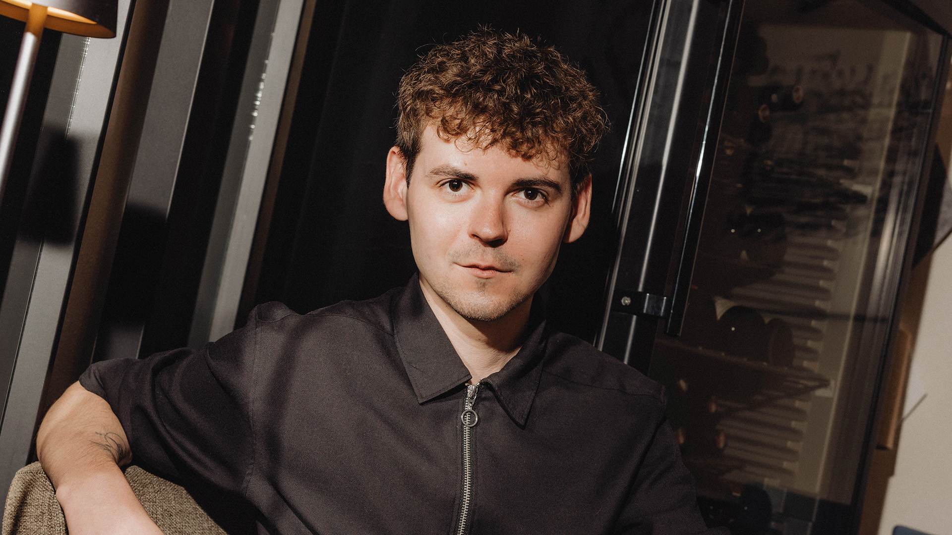 Michael Steiger sitzt entspannt in einem modernen Innenraum.