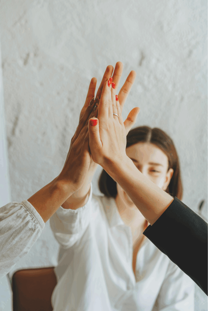Drei Frauen geben sich ein High Five