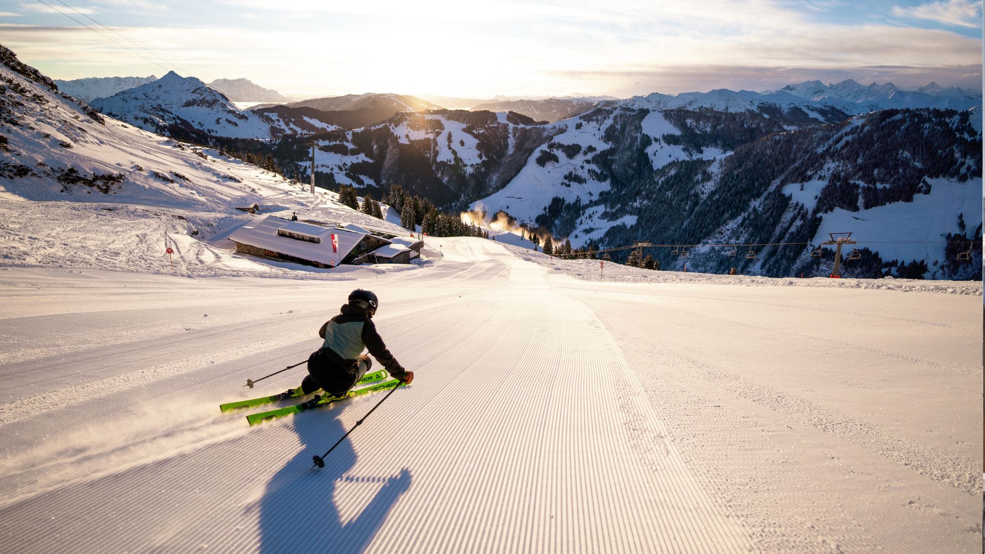 Sonnenskilauf Sonnenskilauf in Österreich – Wenn der Winter von seiner schönsten Seite strahlt Glitzernder Firn, tiefblauer Himmel und die wärmenden Strahlen der Frühlingssonne im Gesicht – der Sonnenskilauf in Österreich ist weit mehr als nur ein verlängertes Wintervergnügen. Wenn die Tage länger werden und die Temperaturen steigen, zeigen sich die Alpen von ihrer genussvollsten Seite. Perfekt präparierte Pisten treffen auf gemütliche Sonnenterrassen, regionale Kulinarik und ein Panorama, das seinesgleichen sucht. Gerade im Spätwinter und Frühling verbinden sich sportlicher Anspruch und entspannte Atmosphäre zu einem besonderen Erlebnis: Morgens zieht man seine Schwünge durch griffigen Firn, mittags genießt man Kaiserschmarrn auf der Hütte – mit Blick auf schneebedeckte Gipfel und klare Bergluft. Ob in Tirol, Salzburg, Vorarlberg oder Kärnten – Österreichs Skigebiete sind bekannt für ihre Schneesicherheit, moderne Infrastruktur und herzliche Gastfreundschaft. Sonnenskilauf steht für Lebensgefühl: für Bewegung in der Natur, für Genussmomente und für das einzigartige Zusammenspiel aus Winter und Frühling. Wer einmal bei strahlendem Sonnenschein über die Pisten der Alpen gefahren ist, weiß – schöner kann Skifahren kaum sein.