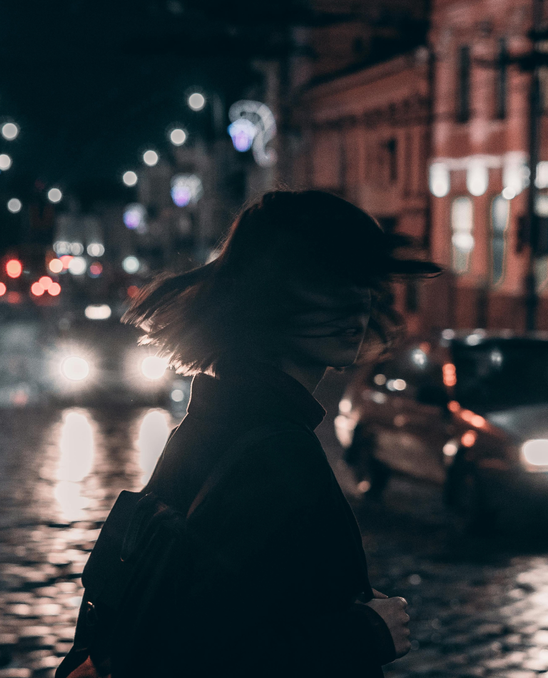 Frau auf der Straße, unscharf, sie dreht sich um und hat ihre Haare im Gesicht