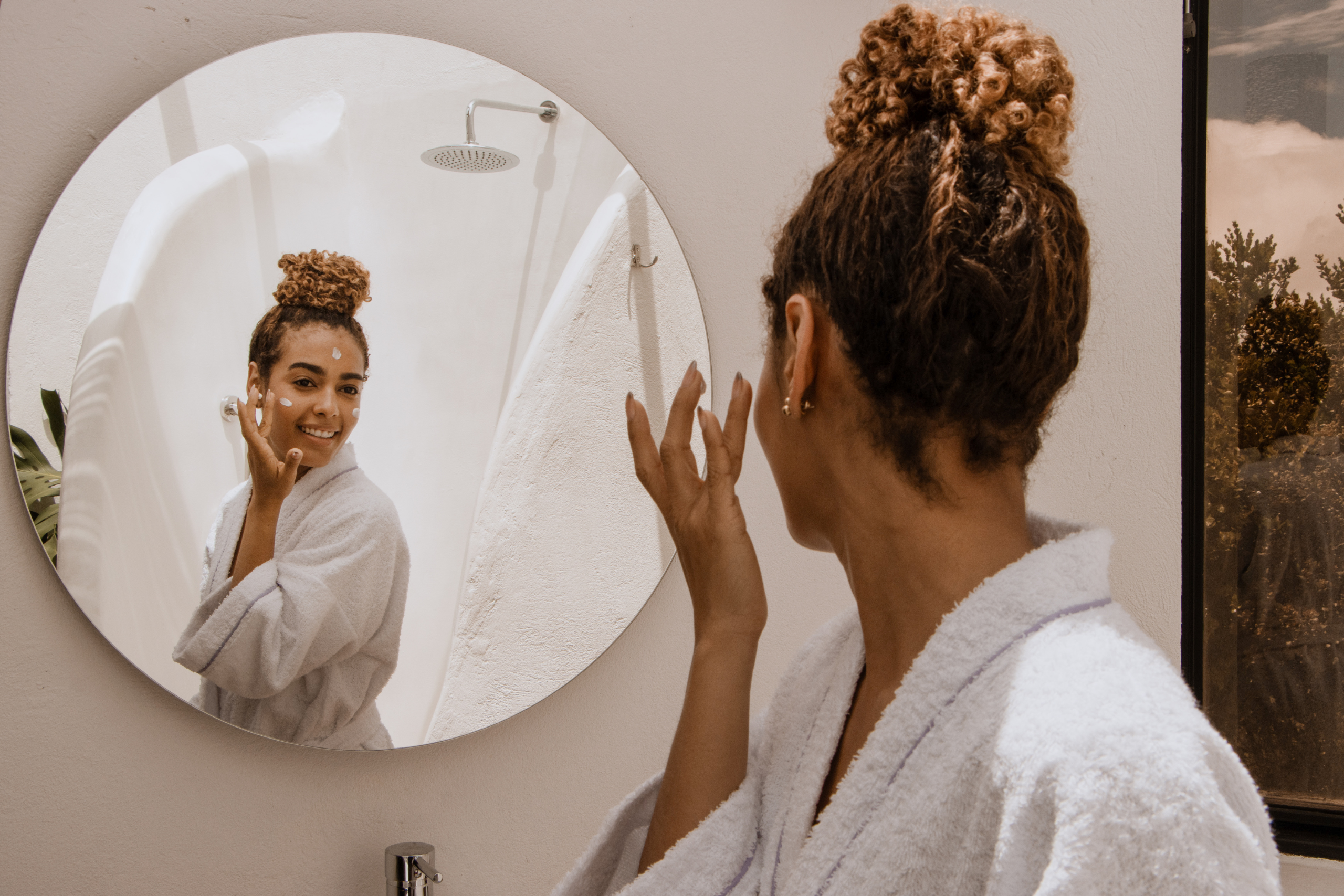 Beauty Routine finden, Frau vor Spiegel, Skincare