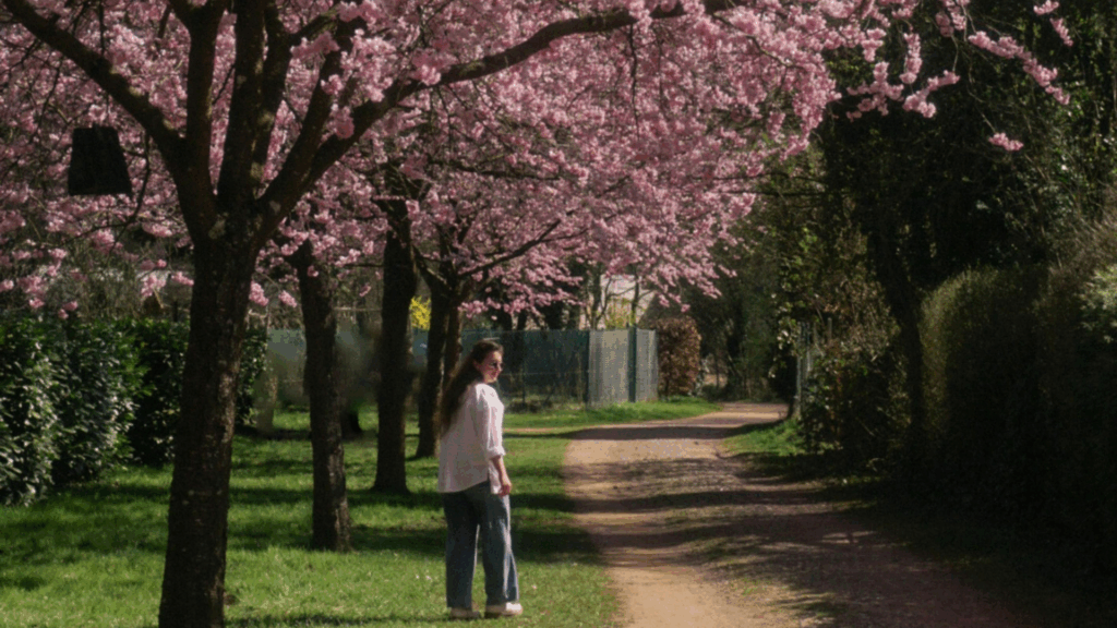 Eine Frau steht vor einem blühenden Baum