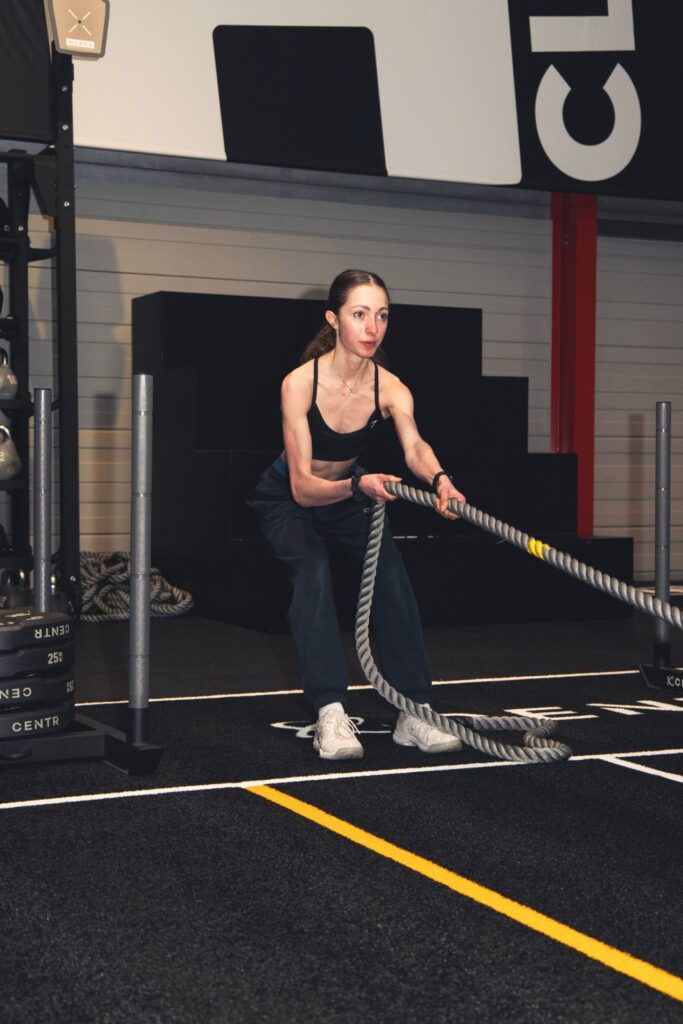 Redakteurin Nicole Madlmayr mit Tochter Emma beim Hyrox-Training.