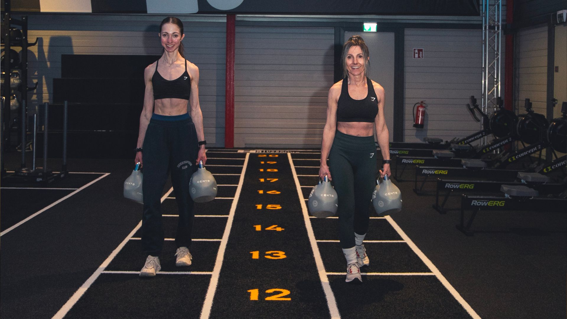 Redakteurin Nicole Madlmayr und ihre Tochter Emma beim Hyrox-Training.