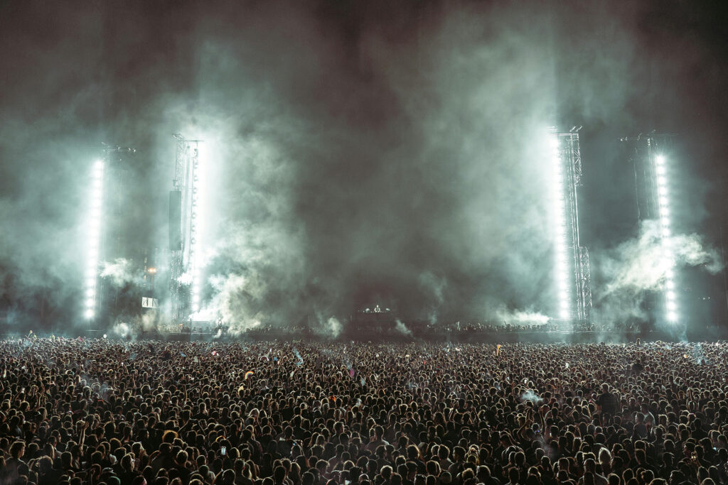 pen-Air-Konzert mit großer Bühne und Lichtshow.
