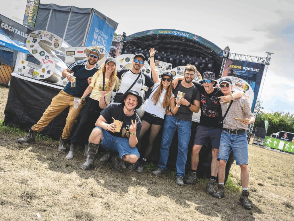 Menschengruppe am Festivalgelände vom Szene Openair