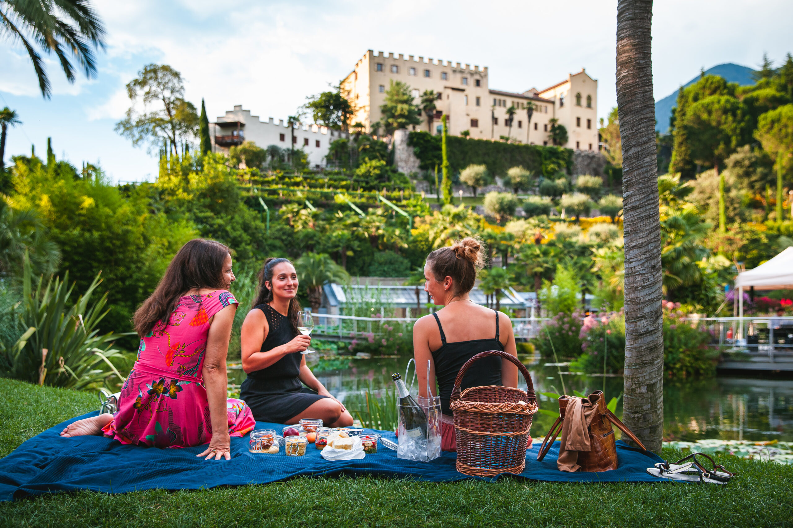 Gärten von Schloss Trauttmansdorff im Sommer Picknick