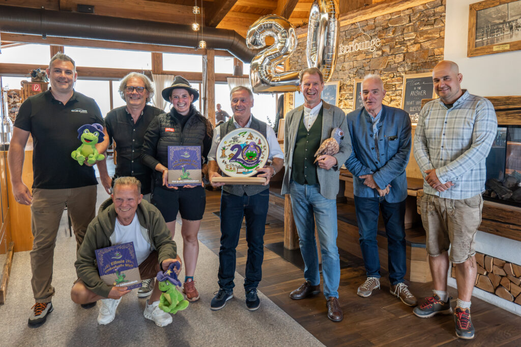 Jubiläumsfestes 20 Jahre Ellmi’s Zauberwelt (v.l.n.r.): Mario und Walter Edinger (Edinger GmbH), Victoria Wagner (Bergbahnen Wilder Kaiser GmbH), Klaus Exenberger (Geschäftsführer Bergbahnen Wilder Kaiser GmbH), Thomas Adamer (entertaining.at), Nikolaus Manzl (Bürgermeister Ellmau), Michael Bürger (Tourismusmanager Ellmau) und (v. knieend): Hannes Winkler (Aufsichtsrat Vorsitzender Bergbahnen Wilder Kaiser GmbH), © Bergbahnen Wilder Kaiser