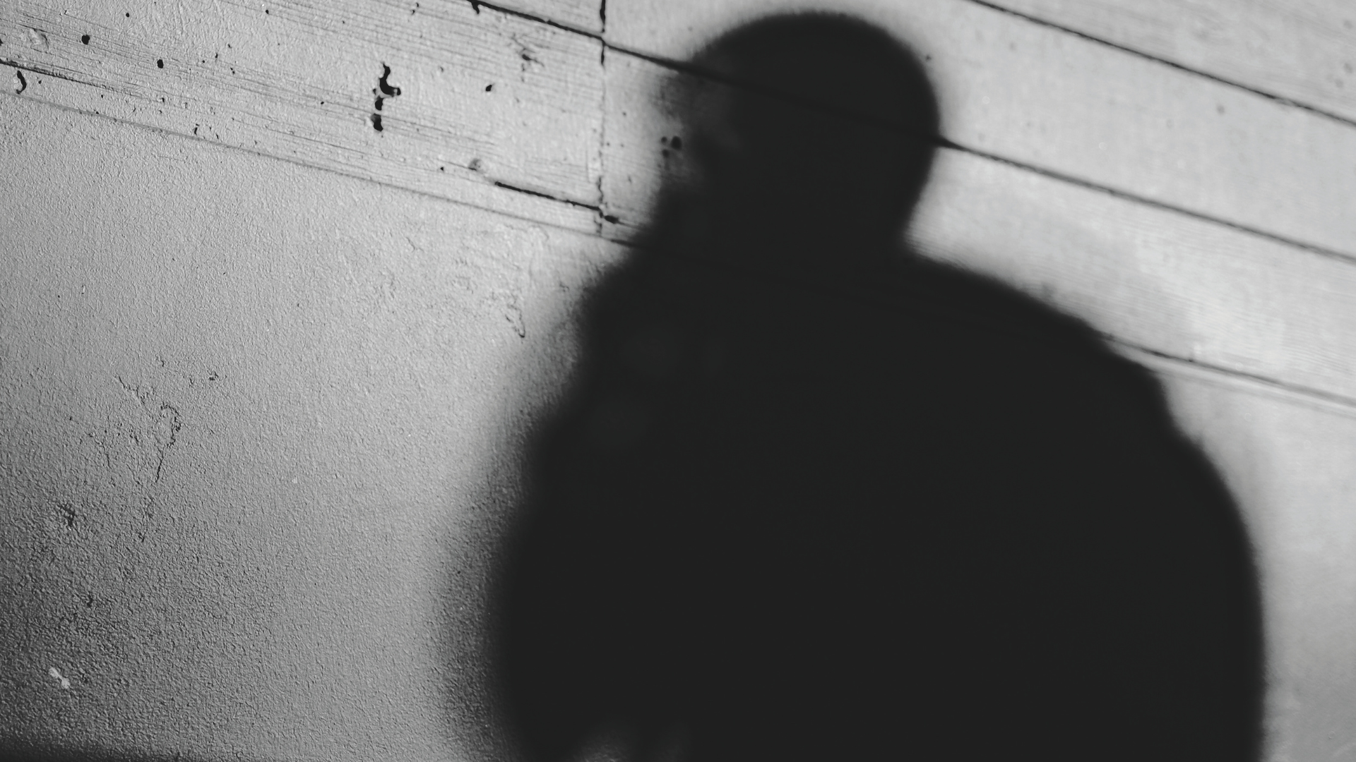 Ein Schatten eines Menschen vor einer Wand