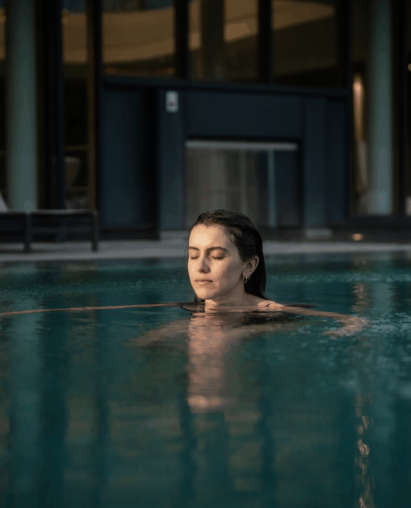 Eine Frau mit geschlossenen Augen im Pool