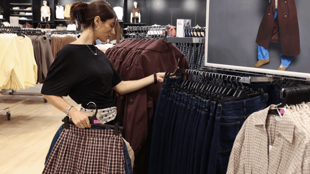 Eine Frau stöbert durch Primark Regale
