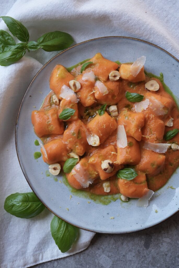Gnudi mit gerösteter Tomaten-Paprika-Sauce nach einem Rezept von Anna Lang