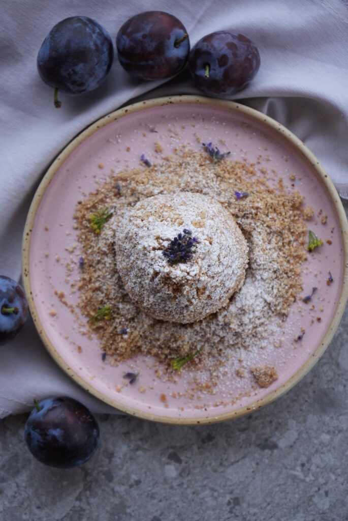 Zwetschgenknödel mit Topfenteig und Butterbröseln nach einem Rezept von Anna Lang