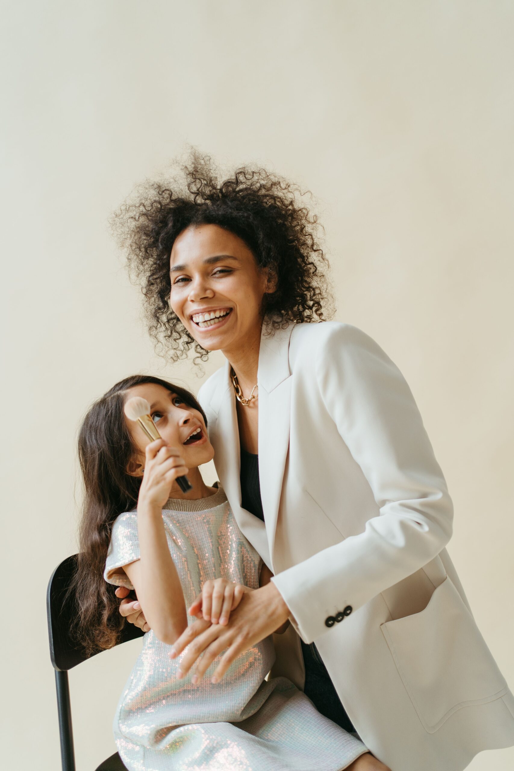 Covermodel gesucht TIROLERIN 2026, Symbolfoto Frau mit Kind, Mama