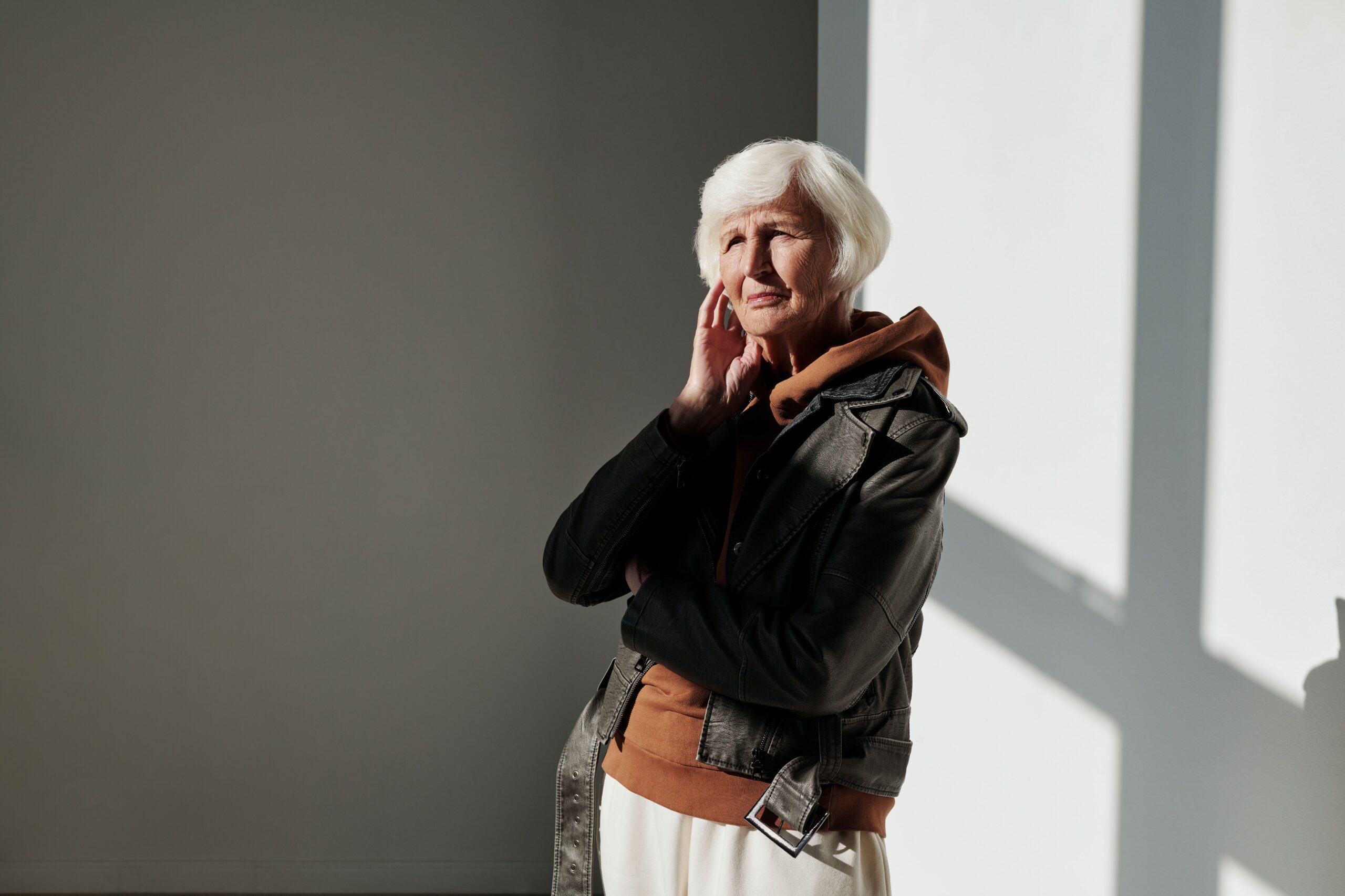 Covermodel gesucht TIROLERIN starke Frauen, Symbolfoto ältere Dame mit Stil